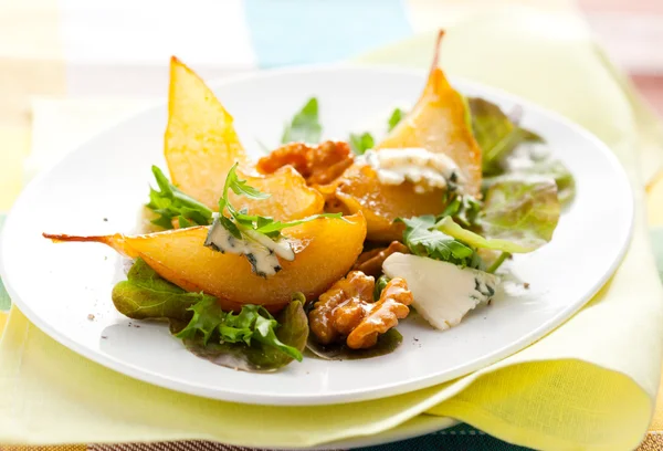 Salade met peren en blauwe kaas — Stockfoto