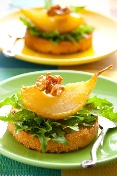 Toast with pears and walnuts — Stock Photo, Image