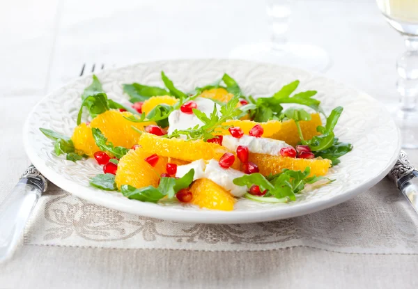 Salat mit Orangen und Käse — Stockfoto