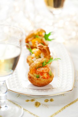 tatil için mini börek karides salatası