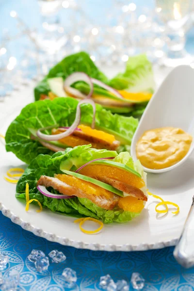 Salada de frango em folhas de alface — Fotografia de Stock