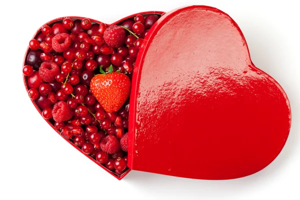 Красные ягоды в коробке в форме сердца — стоковое фото