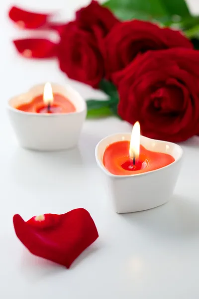 Свечи и красные розы на День Святого Валентина — стоковое фото