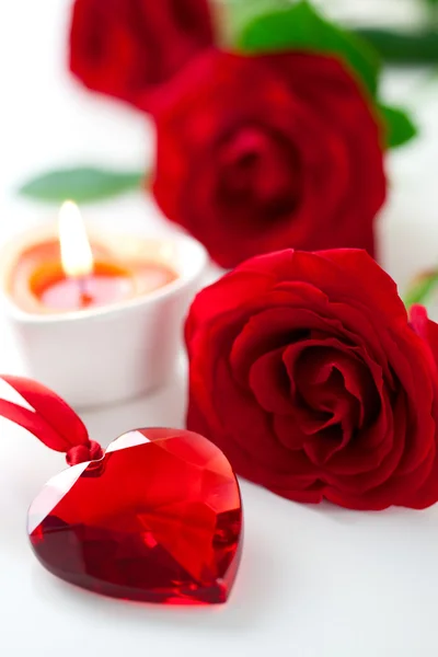 Röda rosor och hjärta för alla hjärtans dag — Stockfoto