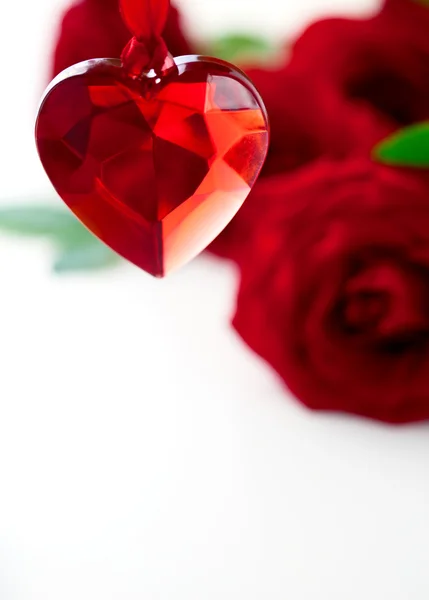 Kırmızı gül ve Sevgililer günü için kalp — Stok fotoğraf