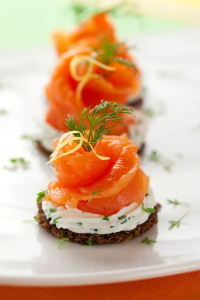 Canapés com salmão fumado — Fotografia de Stock