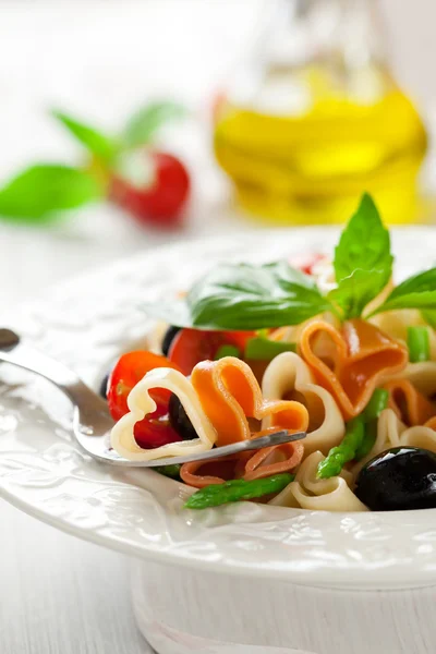 Heart-shaped pasta with vegetables — Stock Photo, Image