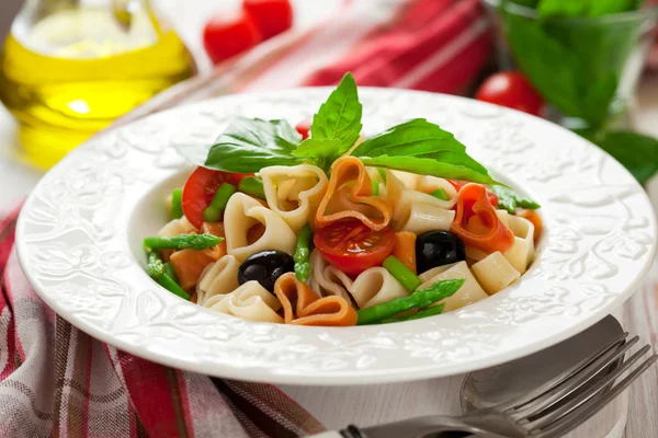 Heart-shaped pasta with vegetables — Stock Photo, Image