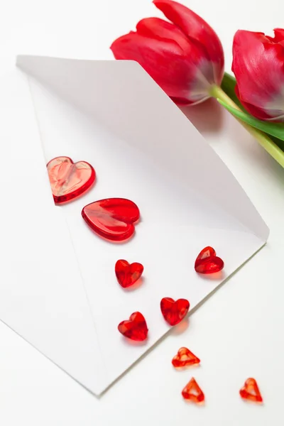 Cuori rossi, lettera e tulipani — Foto Stock