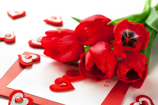 Červené tulipány a blahopřání — Stock fotografie