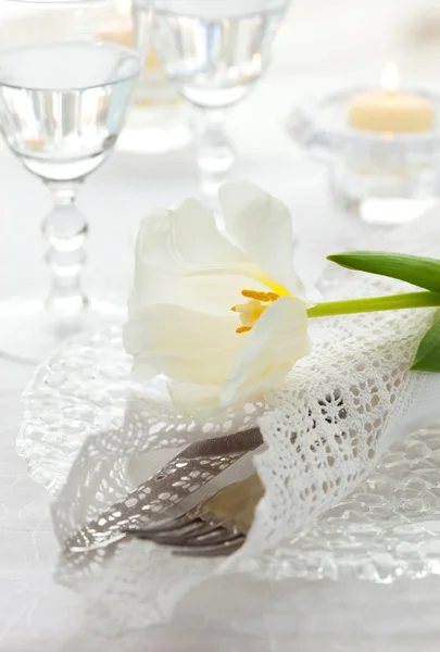 Platzgestaltung mit weißer Tulpe und Serviette — Stockfoto