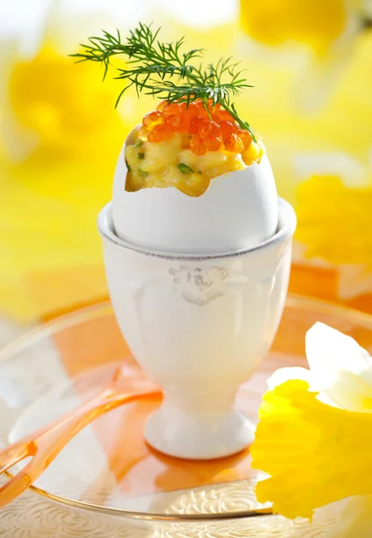 Jaja jajecznica ze szczypiorkiem i kawior czerwony — Zdjęcie stockowe