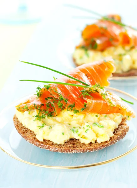 Tostadas con huevos revueltos, salmón y cebollino — Foto de Stock