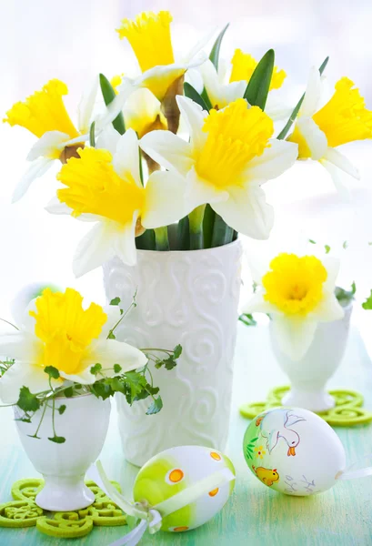 Narcisů v vázu a eggcups — Stock fotografie