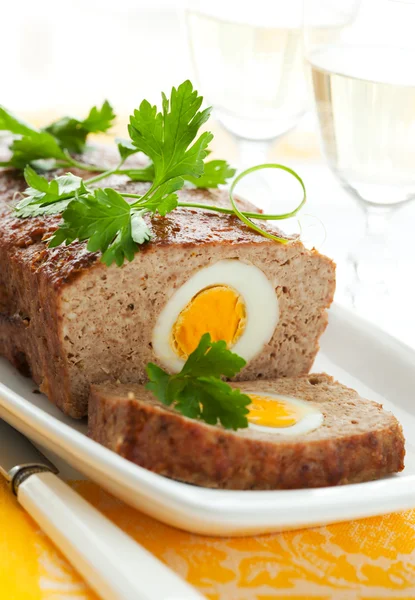 Köttfärslimpa med kokt ägg — Stockfoto