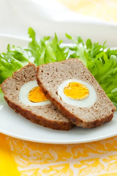 Köttfärslimpa med kokt ägg — Stockfoto