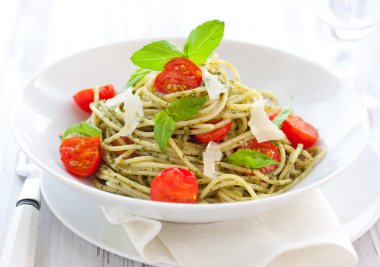 Pesto ve domatesli spagetti.