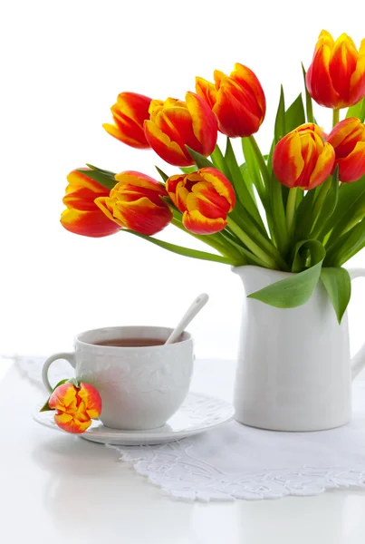 Червоні тюльпани і чай — стокове фото