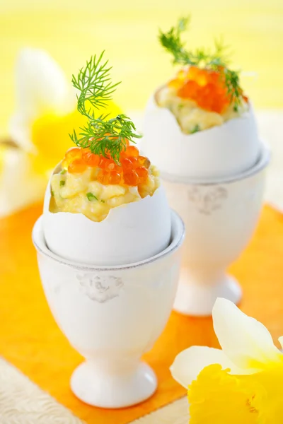 Uova strapazzate con erba cipollina e caviale rosso — Foto Stock