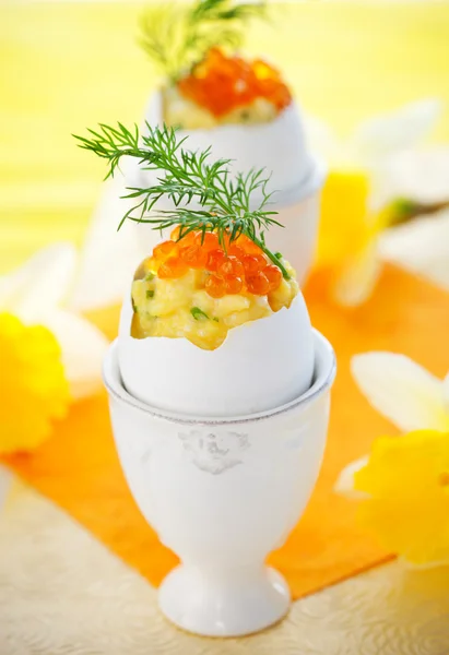 Huevo revuelto con cebollino y caviar rojo —  Fotos de Stock