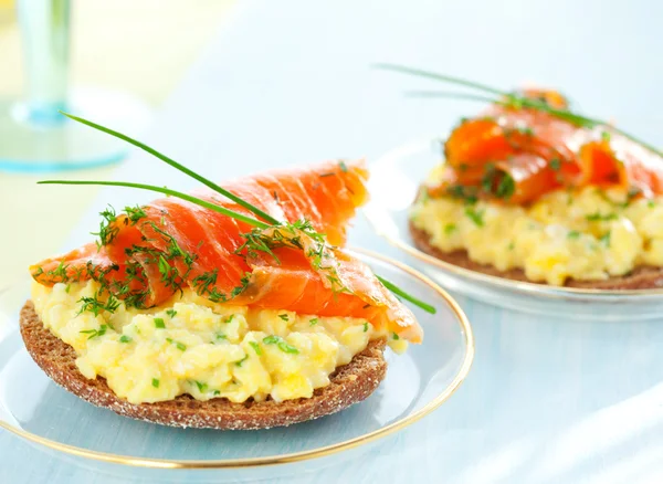 Torrada com ovos mexidos, salmão e cebolinha — Fotografia de Stock