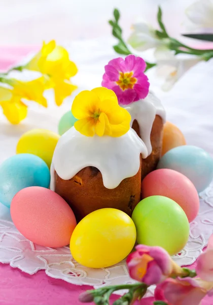 复活节蛋糕和鸡蛋 — 图库照片