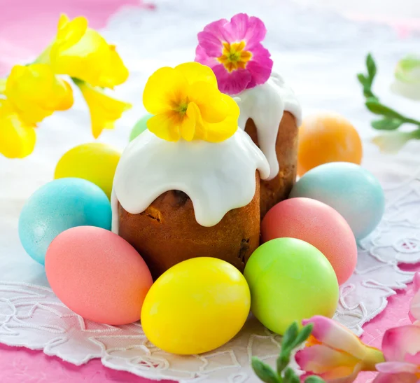 Easter cake and eggs — Stock Photo, Image