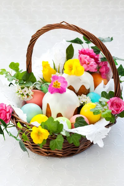 Cesta com ovos de páscoa e bolo — Fotografia de Stock