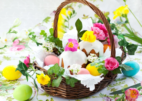 Καλάθι με αυγά του Πάσχα και κέικ — Stockfoto