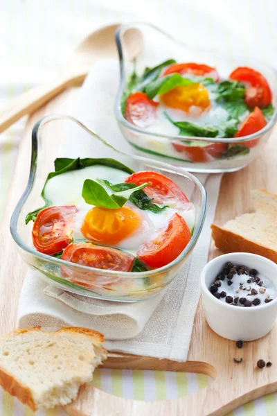 Gebackenes Ei mit Tomaten und Spinat — Stockfoto