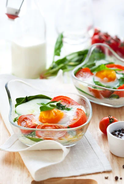 Baked egg with tomatoes and spinach — Stock Photo, Image