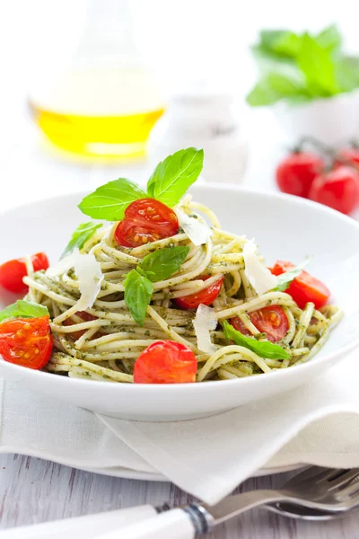 Spaghetti met pesto en tomaat — Stockfoto