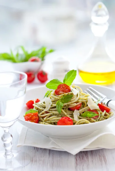 Spaghetti with pesto and tomato — Stock Photo, Image