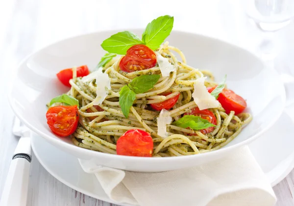 Spaghetti med pesto och tomat — Stockfoto