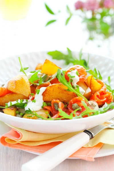 Kartoffelsalat mit Räucherlachs — Stockfoto