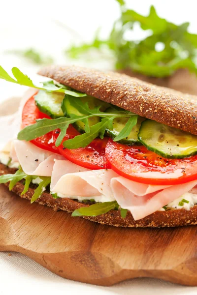 Sandwich au jambon et légumes — Photo