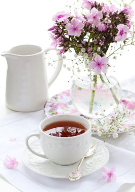 Bir fincan çay ve çiçek.