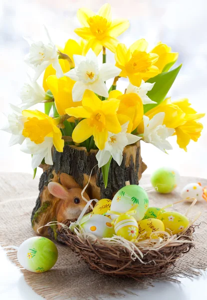 Нарцис і тюльпани на Великдень — стокове фото