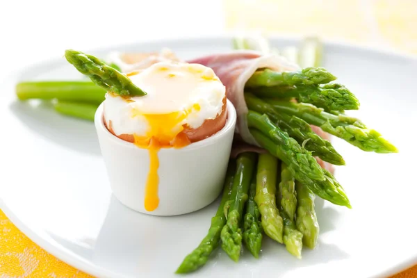 Sparris, ägg och skinka — Stockfoto