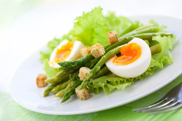 Salada com espargos — Fotografia de Stock