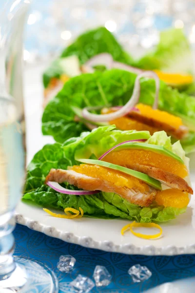 Tavuklu salata marul üzerinde bırakır — Stok fotoğraf
