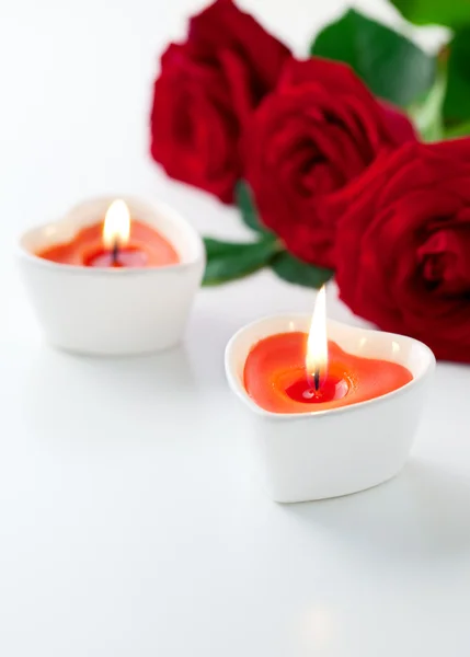 Świece i czerwone róże na Walentynki — Zdjęcie stockowe