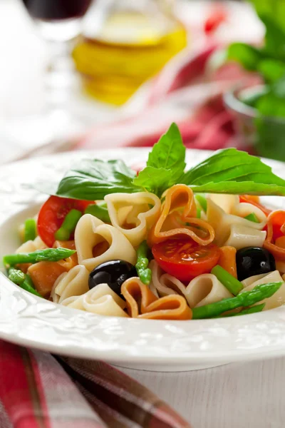 Heart-shaped pasta with vegetables — Stock Photo, Image