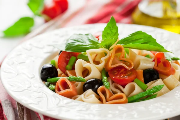Hart-vormige pasta met groenten — Stockfoto