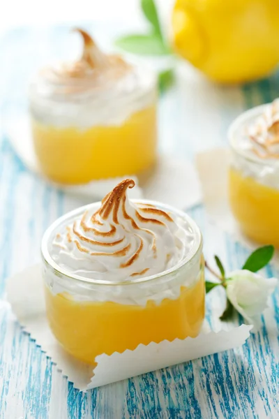 Zitronenbaiser-Dessert — Stockfoto