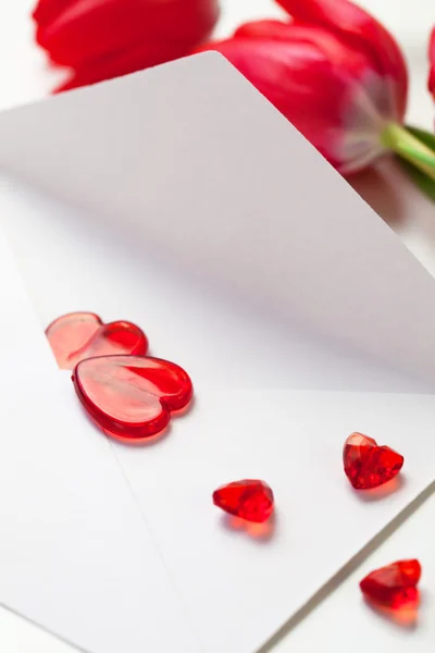 Rode harten, brief en tulpen — Stockfoto