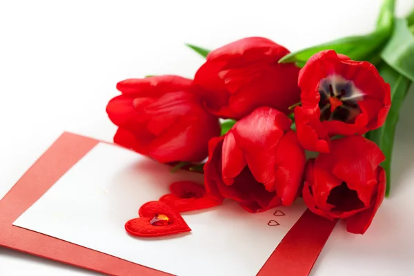 Tulipani rossi e biglietto di auguri — Foto Stock