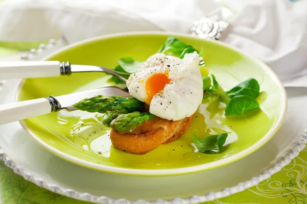Huevo escalfado y espárragos verdes —  Fotos de Stock