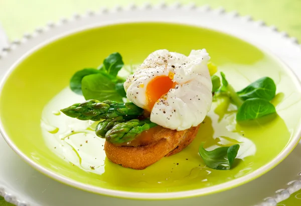 Poached egg and green asparagus — Stock Photo, Image