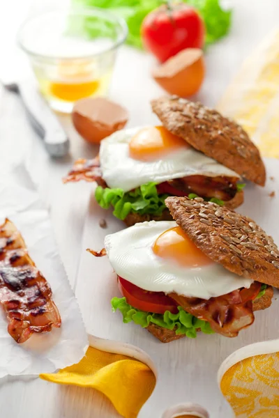 Fullkorn smörgås med stekt ägg och bacon — Stockfoto